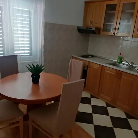 Ivana Apartment Loviste